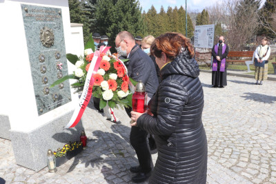 Starosta Tatrzański Piotr Bąk składa wieniec pod tablicą upamiętniającą Golgotę Wschodu