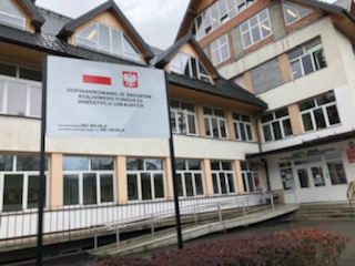zdjęcie szkoły i tablicy