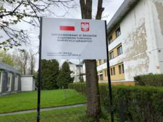zdjęcie szkoły i tablicy