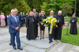 2022-05-20_zlozenie_kwiatow_przed_pomnikiem_JP28952